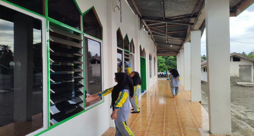 Bersihkan Masjid, Siswa SMA Negeri 1 Sarjo Sambut Bulan Suci Ramadhan